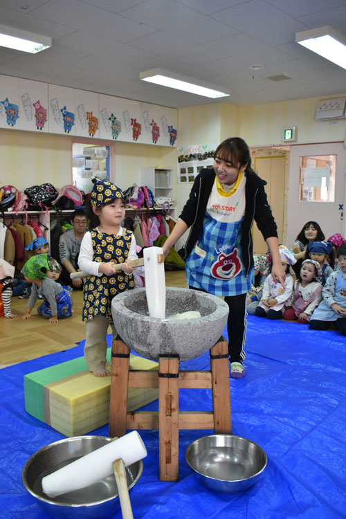 餅つきで思い出作り キッズランド 19 12 17 釧路新聞電子版