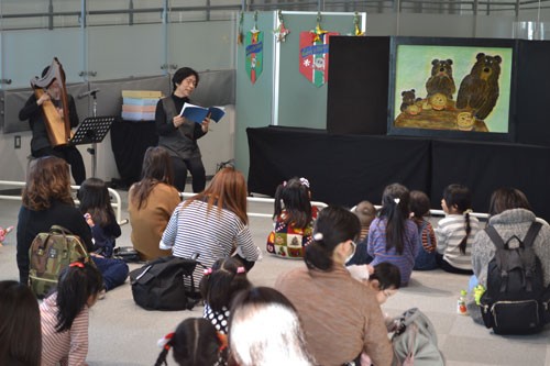 紙人形劇や紙芝居家族連れでにぎわう 遊学館ｘマスおはなし会 19 12 22 釧路新聞電子版