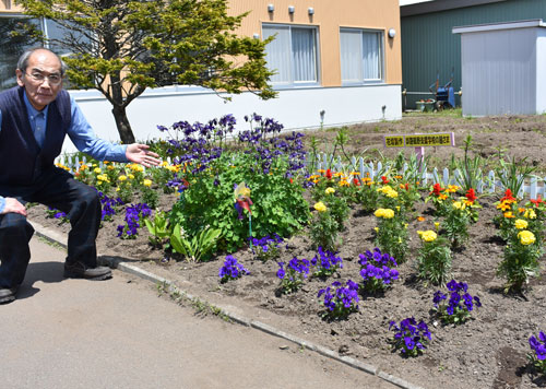 徒歩移動もなんの 花の苗を植え込み 釧路鶴野支援学校 19 06 07 釧路新聞電子版