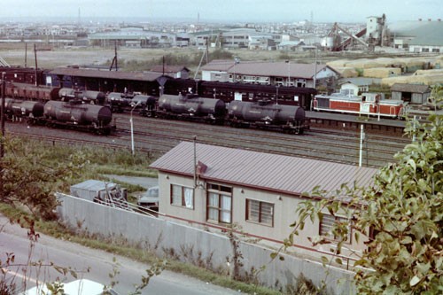 1982年の東釧路。ホームには釧網本線の混合列車、手前は釧路臨港鉄道の構内