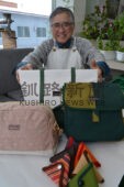 色もデザインも多彩で丈夫なかばんや小物入れ