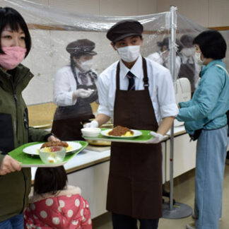 鶴野支援学校高等部の生徒が配膳（つるクール食堂）