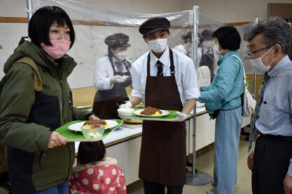 鶴野支援学校高等部の生徒が配膳（つるクール食堂）
