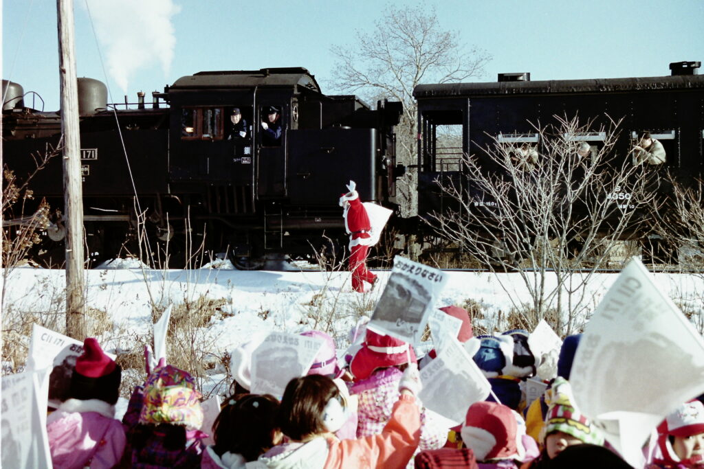 試運転列車を利用して桜児童公園前で行われた歓迎イベントでサンタクロースが子供たちの前に登場（1999年12月22日）