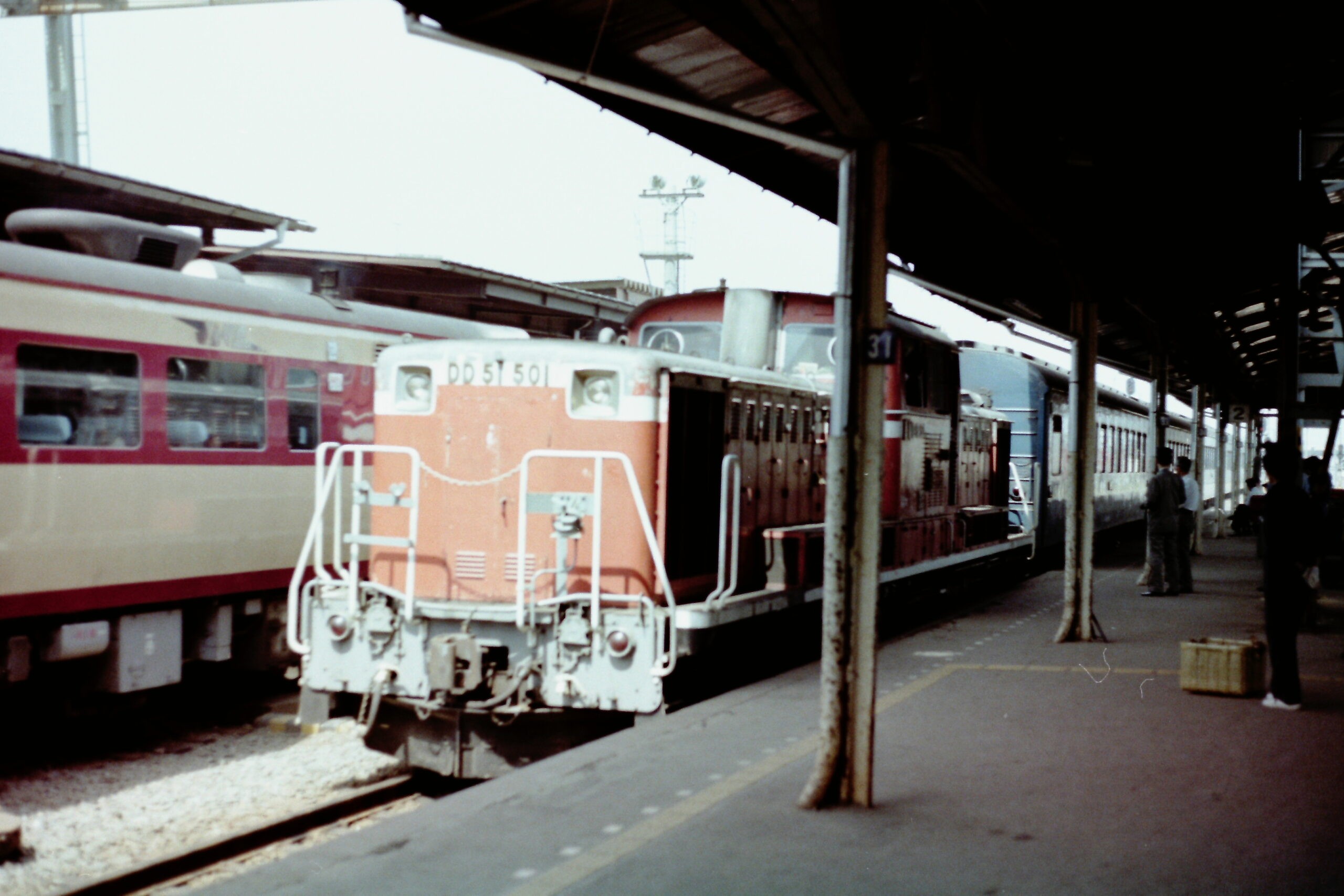 82系「おおぞら」を横目に釧路駅に到着する423「からまつ」（1980年6月9日）