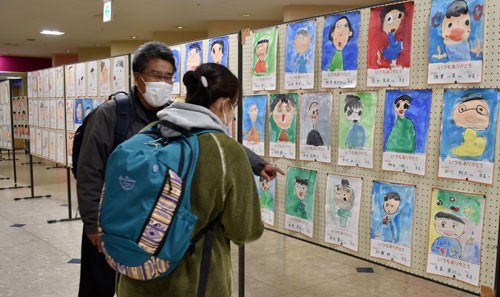 西口さんに釧路新聞社賞 父の日似顔絵展審査会(2022-06-07