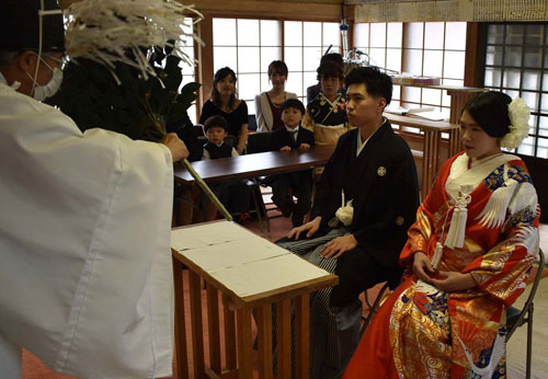 鶴居神社で４７年ぶりに結婚式 地元のシェフ服部さん夫妻 22 07 07 釧路新聞電子版