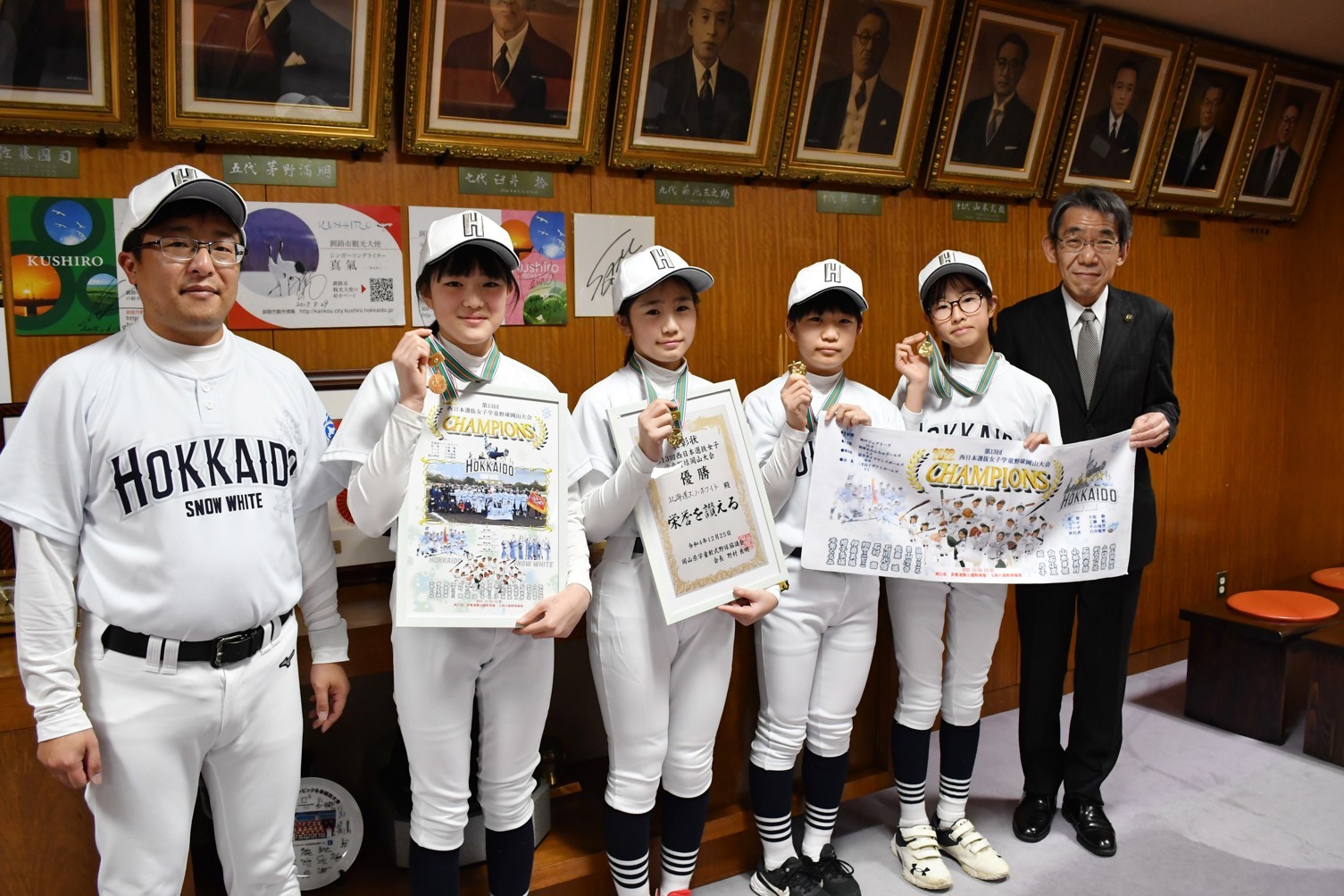 女子学童野球西日本大会連覇、道代表４選手が笑顔で報告(2023-01-17)　–　釧路新聞電子版