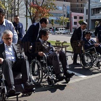 副市長ら車椅子体験 市が福祉研修(2019-10-01)