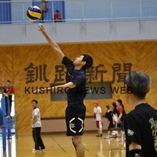 ネット挟み４９人熱戦　バレーボール(2019-10-06)