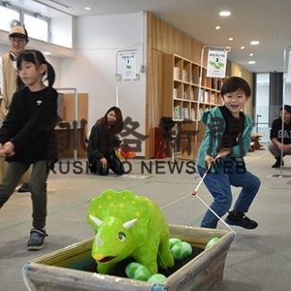 恐竜ゲームに挑戦　こども遊学館(2019-10-14)