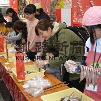 シシャモ早串刺しに挑戦　和商市場(2019-11-10)