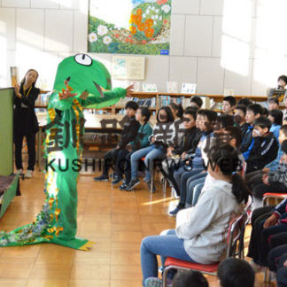 仕掛け絵本「面白い」　大楽毛小で読み聞かせ(2019-11-28)