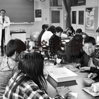 大楽毛小　中学理科学ぶ(2019-11-15)