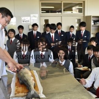 プロの料理人からサケのおろし方学ぶ(2019-10-25)