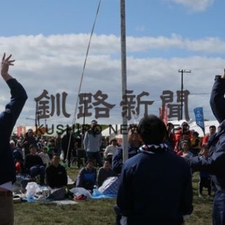 秋サケと格闘　市民らでにぎわう(2019-10-09)