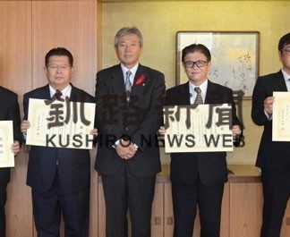 共同企業体がテニスコートに時計寄贈　(2019-10-10)_1