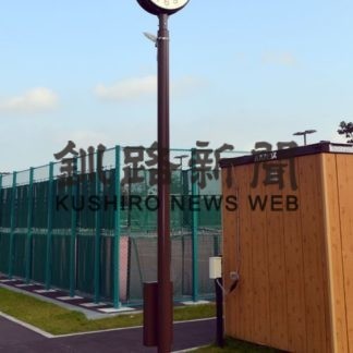 共同企業体がテニスコートに時計寄贈　(2019-10-10)_2