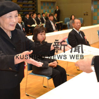 まちの発展に尽力たたえ　表彰式(2019-11-26)_1