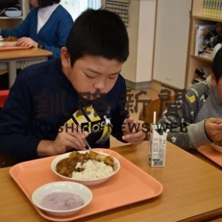 児童地元食材を頬張る(2019-11-13)