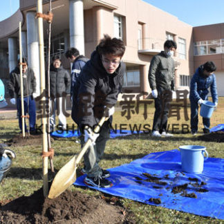 ニトリ道応援助成金で公立大に植樹(2019-11-26)