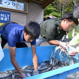 旬の海産物、イベント満喫　牡蠣（かき）まつり(2019-10-08)