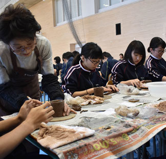 湯飲み茶わんに悪戦苦闘　体験学習(2019-11-28)