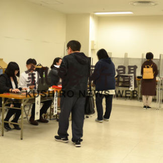 期日前投票所　出足鈍く(2019-10-19)