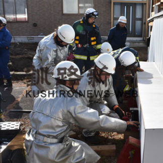 解体中の建物で　被災者救出訓練(2019-11-24)