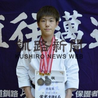 岸選手が障がい者空手道で２種目銀(2019-11-15)