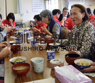高齢者笑顔「おいしい」　イキイキ食堂(2019-11-28)