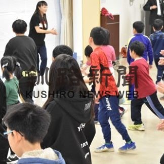 児童や教員　ダンスに挑戦(2019-11-09)