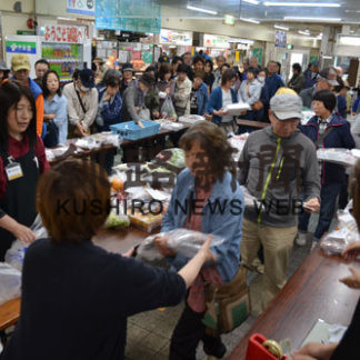 「駅西○得袋」などでにぎわう(2019-10-12)