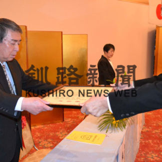 まちの発展に尽力たたえ　表彰式(2019-11-26)_2