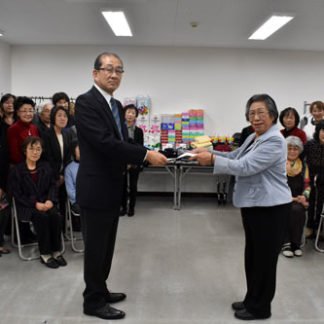 釧路慈徳会に　生活用品贈呈　厚生保護女性会　(2019-11-29)