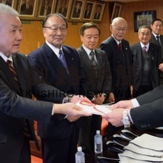 釧根自動車協会など　新成人にエコバッグ、市へ寄贈(2019-12-30)