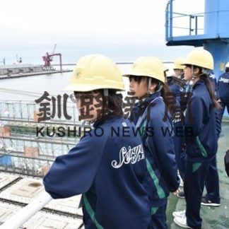 青陵中生らに　港の役割説明　見学会実行委　(2019-09-12)