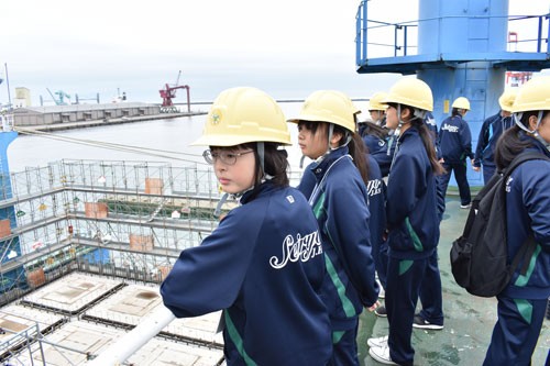 青陵中生らに 港の役割説明 見学会実行委 (2019-09-12)