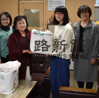 昭和小などにぞうきん寄贈　　ボランティア団体コスモス(2019-12-13)