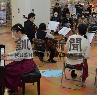 店内に設置したピアノを使ったコンサート(2019-12-25)