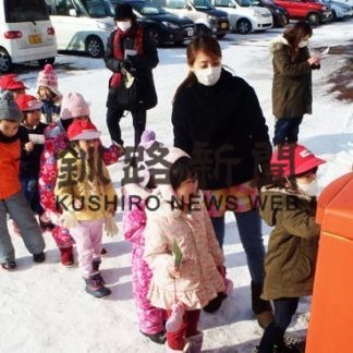 美原つくし園児らパパママに年賀状投函(2019-12-26)