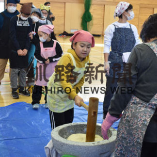 「餅つき楽しい」中央小児童ら交流(2019-12-12)