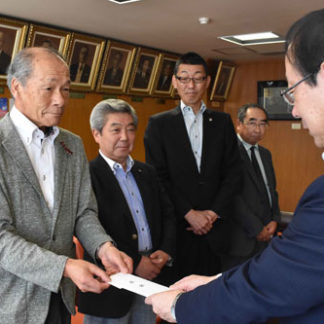 特別支援学級などへ　図書や備品を寄贈　宅建協会釧路支部(2019-09-07)