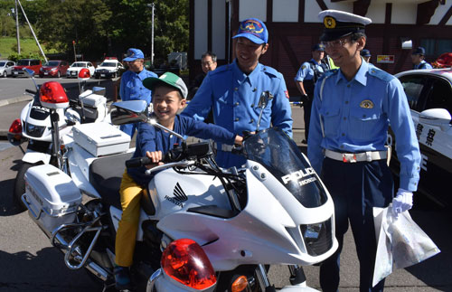 パトカーや白バイ　乗車体験に笑顔　(2019-09-25)