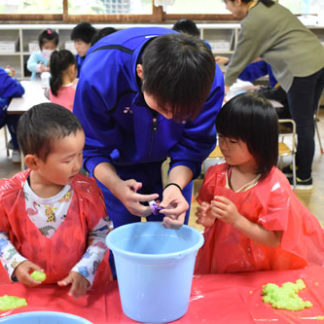 阿寒高生、園児と交流(2019-10-22)