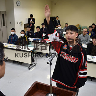 全国目指健闘誓う 全道高校アイスホッケー(2019-12-14)