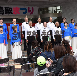 コア鳥取まつり紅白餅まきに歓声(2019-09-27)