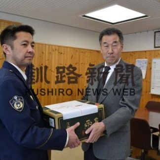 警察友の会がミカン寄贈で激励(2019-12-26)