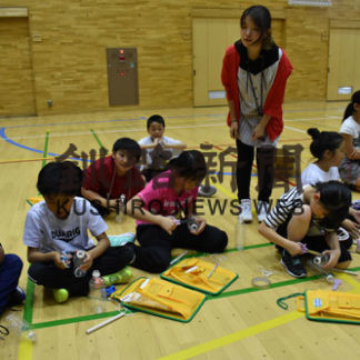 エコ弓矢の作り方を指導　湖畔小で出前授業(2019-09-10)