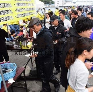 塩サンマ食べ放題に長い行列　さんま祭り(2019-09-23)